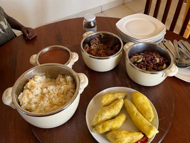 典型的なルワンダ料理。ライス、トマト味スープ、牛肉、豆、サツマイモ。揚げバナナのことも